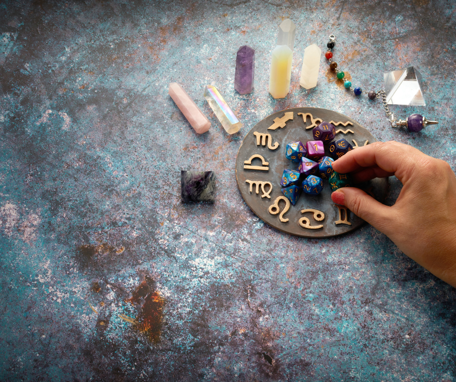 Rytuał z użyciem znaków zodiaku, kryształów i kostek – ilustracja współczesnej duchowości i poszukiwania sensu w ezoteryce
