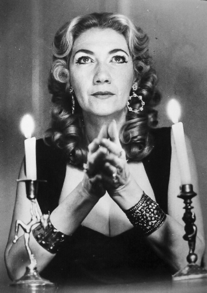 Patricia Crowther - portet ze świecami